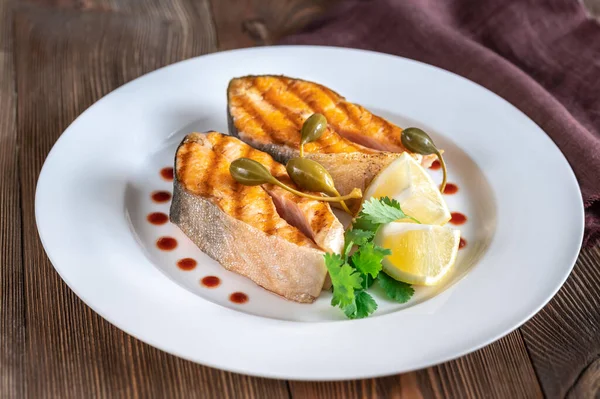 Gegrillte Steaks Vom Arktischen Saibling Auf Dem Weißen Teller — Stockfoto