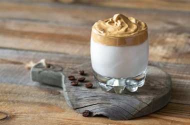 Kırsal alanda bir bardak dalgona kahvesi.