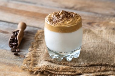 Kırsal alanda bir bardak dalgona kahvesi.