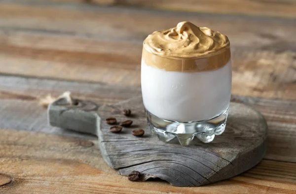 Kırsal alanda bir bardak dalgona kahvesi.