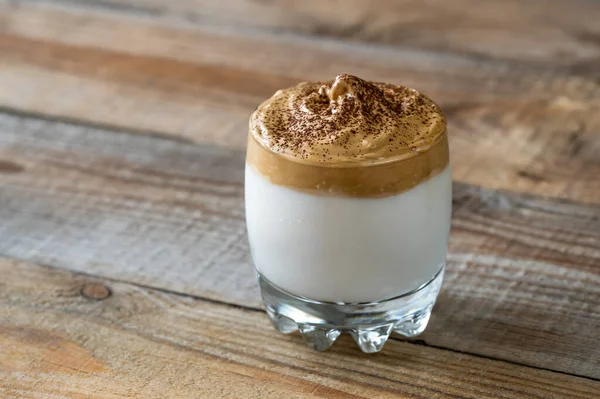 Kırsal alanda bir bardak dalgona kahvesi.