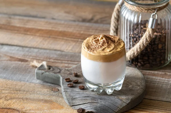 Glas Dalgona Koffie Rustieke Achtergrond — Stockfoto