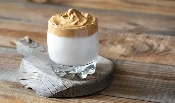 Kırsal alanda bir bardak dalgona kahvesi.