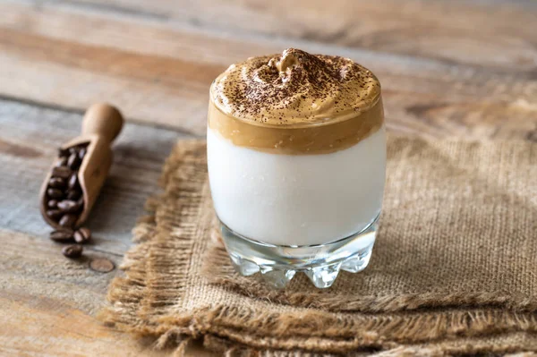 Kırsal alanda bir bardak dalgona kahvesi.