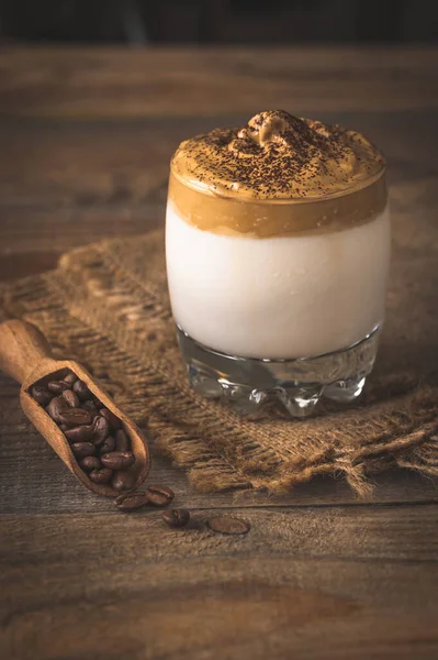 Kırsal alanda bir bardak dalgona kahvesi.