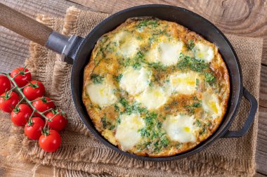 Kızartma tavasında kıymalı frittata ve mozarella.
