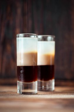 Katmanlı B-52 kokteyl kadehleri yakın plan.