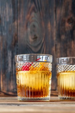 İki bardak eski moda kokteyl.