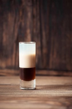 Katmanlı bir B-52 kokteyli. Yakın plan.