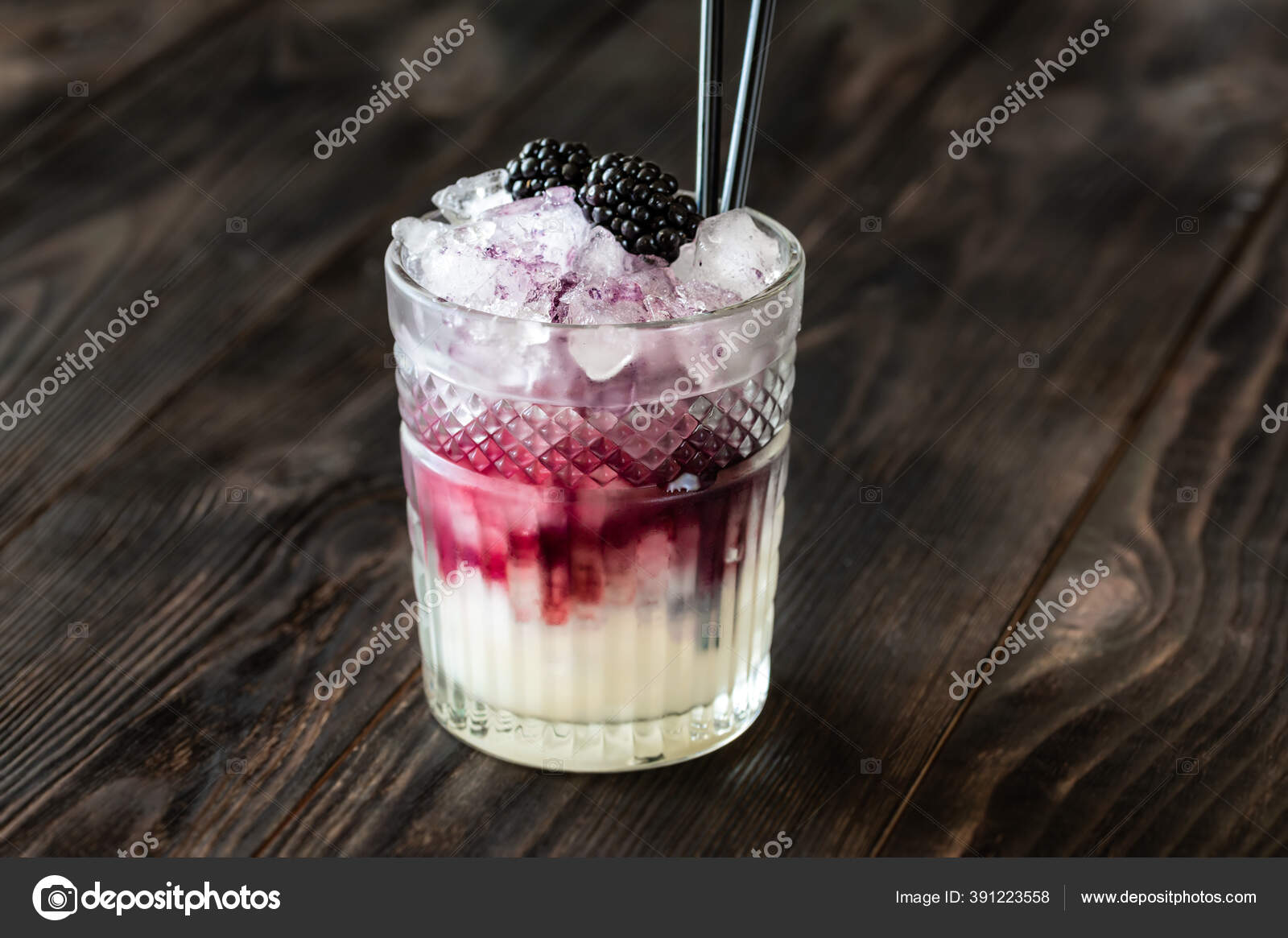 Glass Bramble Cocktail Made Gin Lemon Juice Sugar Sypup Creme Stock Glass Bramble Cocktail Made Gin Lemon Juice Sugar Sypup Creme Stock