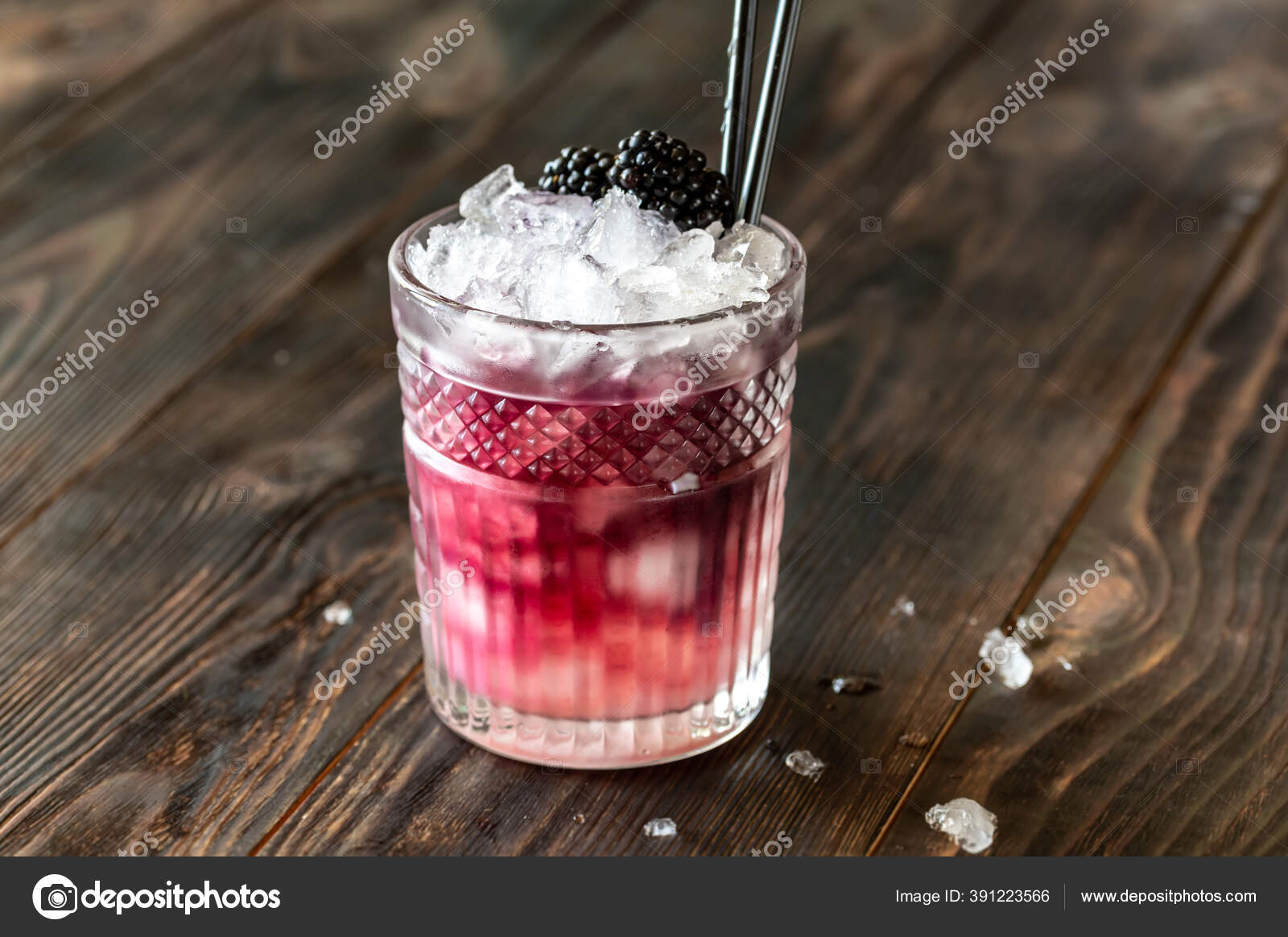 Glass Bramble Cocktail Made Gin Lemon Juice Sugar Sypup Creme Stock Glass Bramble Cocktail Made Gin Lemon Juice Sugar Sypup Creme Stock