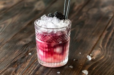 Cin, limon suyu, şeker şurubu ve gübre kremasından yapılmış bir bardak Bramble kokteyli.