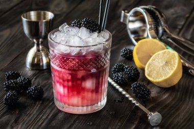 Cin, limon suyu, şeker şurubu ve gübre kremasından yapılmış bir bardak Bramble kokteyli.