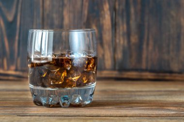 Bir bardak Black Russian kokteyli. Buzlu votka ve kahve likörü karışımı..