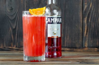 SUMY, UKRAINE - 17 Temmuz 2020: Garibaldi kokteyli portakal suyu ve Campari 'den yapılmıştır, aperatif olarak kabul edilen bir İtalyan alkollü likör, bitki ve meyve karışımından elde edilmiştir..