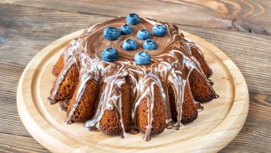 Çikolatalı kek ve taze böğürtlen.