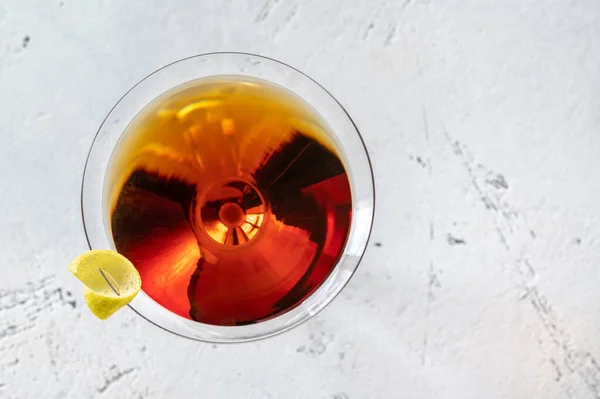 Segelas Martinez Cocktail Garnished Dengan Zest Lemon — Stok Foto