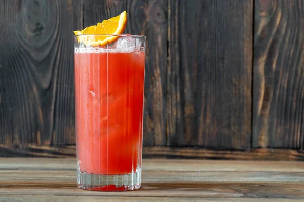 Glas Garibaldi Cocktail Garniert Mit Orangenkeil — Stockfoto