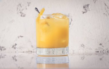 Beyaz arka planda bir bardak penisilin kokteyli