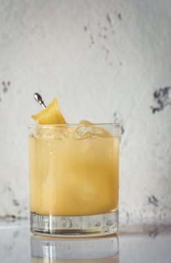 Beyaz arka planda bir bardak penisilin kokteyli