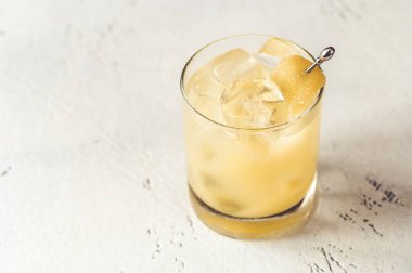 Beyaz arka planda bir bardak penisilin kokteyli