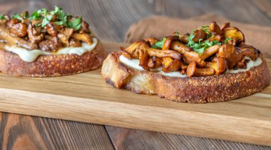 Peynirli sandviçler ve kızarmış mantarlar.