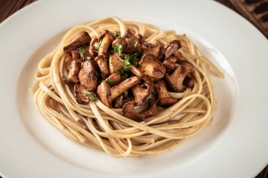 Kızarmış mantarlı makarna porsiyonu.