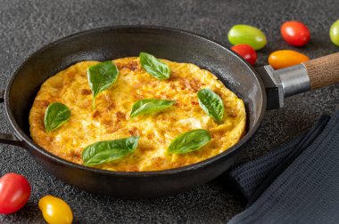 Kızartma tavasında sebzeli frittata