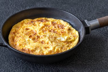 Kızartma tavasında sebzeli frittata