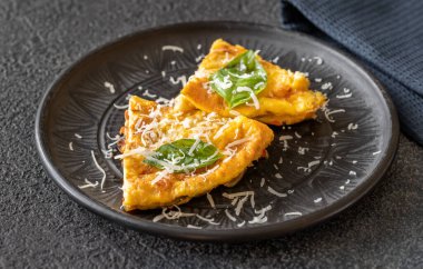 Sebze ve peynirli frittata.