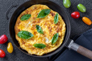 Kızartma tavasında sebzeli frittata: üst manzara