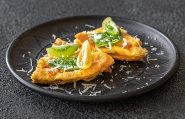 Sebze ve peynirli frittata.