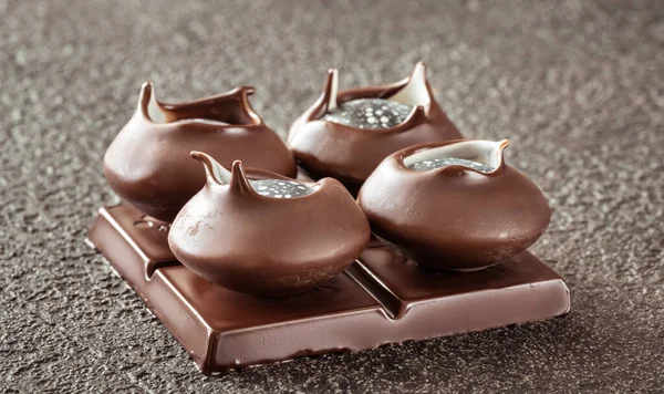 黒を基調とした手作りチョコレートキャンディー — ストック写真