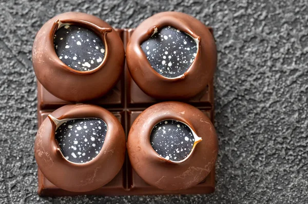 黒を基調とした手作りチョコレートキャンディー — ストック写真