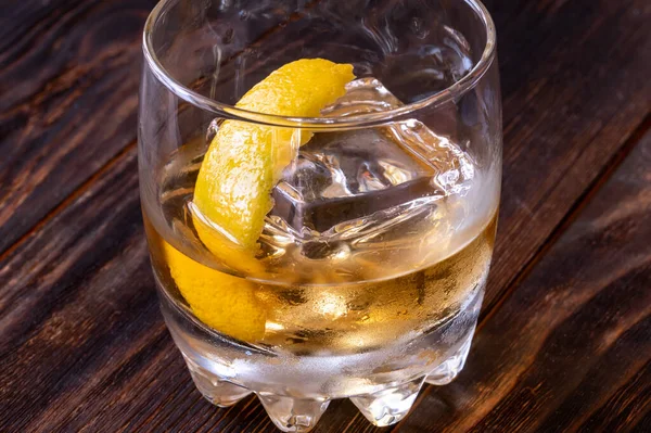 Glas Whisky Mit Eiswürfel Auf Holzgrund — Stockfoto