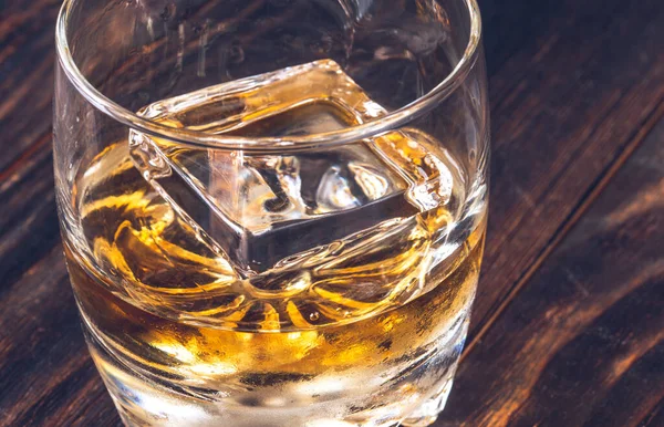 Vaso Whisky Con Hielo Sobre Fondo Madera — Foto de Stock