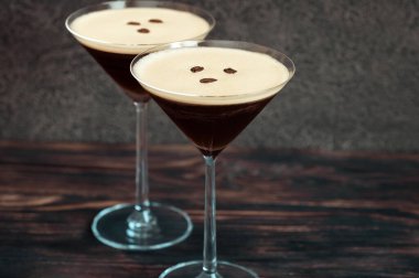 Kahve çekirdekleri ile süslenmiş espresso martini kokteylleri.