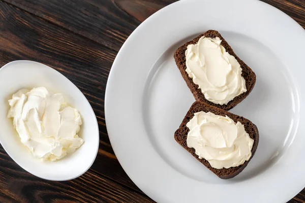 Fatias Pão Centeio Com Queijo Creme Prato Branco — Fotografia de Stock