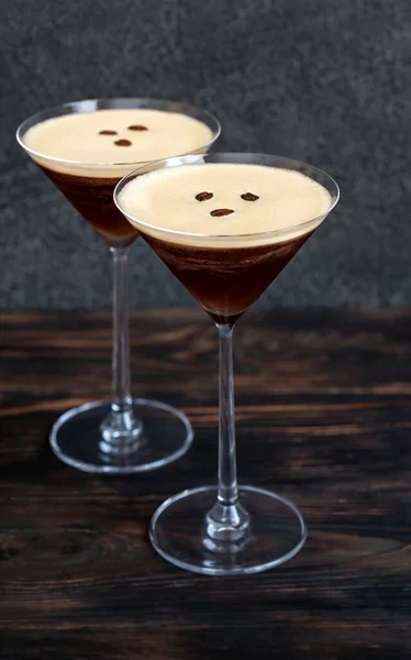 Espresso Martini Koktélok Kávébabbal Díszítve — Stock Fotó