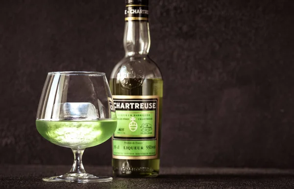 Sumy Ucraina Agosto Bicchiere Chartreuse Sulle Rocce Agosto 2020 Chartreuse — Foto Stock