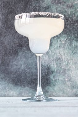 Tuz kenarlı bir bardak Margarita.