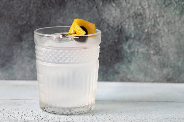 Ein Glas Casino Cocktail Garniert Mit Zitronenschale Und Maraschino Kirsche — Stockfoto