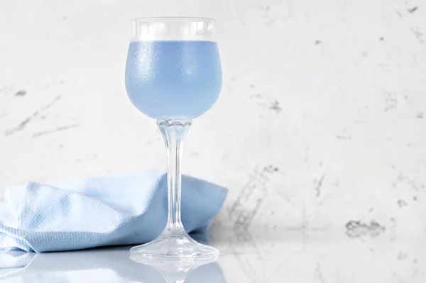 Glas Luftfart Cocktail Vit Bakgrund — Stockfoto