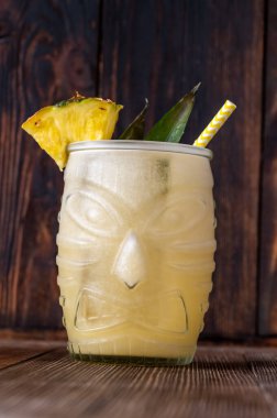 Ahşap sırtta bir bardak ağrı kesici kokteyli.