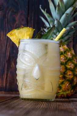 Ahşap sırtta bir bardak ağrı kesici kokteyli.