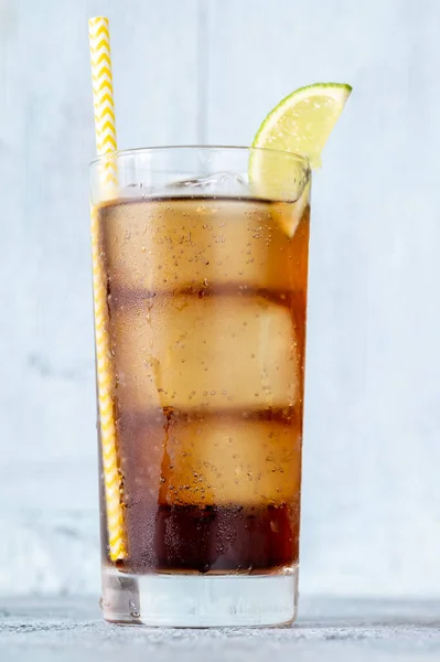 Ein Glas Cuba Libre Cocktail Mit Limettenkeil — Stockfoto