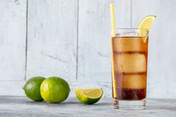 Ein Glas Cuba Libre Cocktail Mit Limettenkeil — Stockfoto