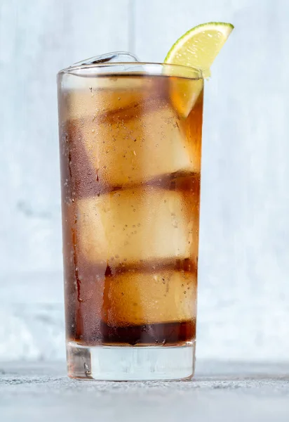 Ein Glas Cuba Libre Cocktail Mit Limettenkeil — Stockfoto