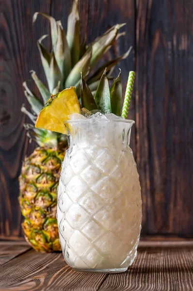 Glas Pina Colada Cocktail Garniert Mit Ananaskeil — Stockfoto
