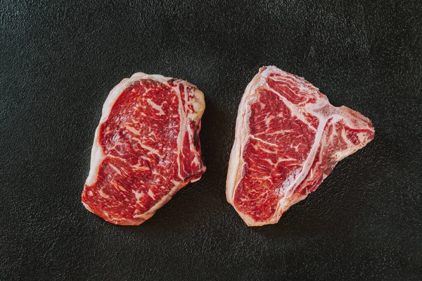 Deux Steaks Bœuf Sur Fond Noir — Photo